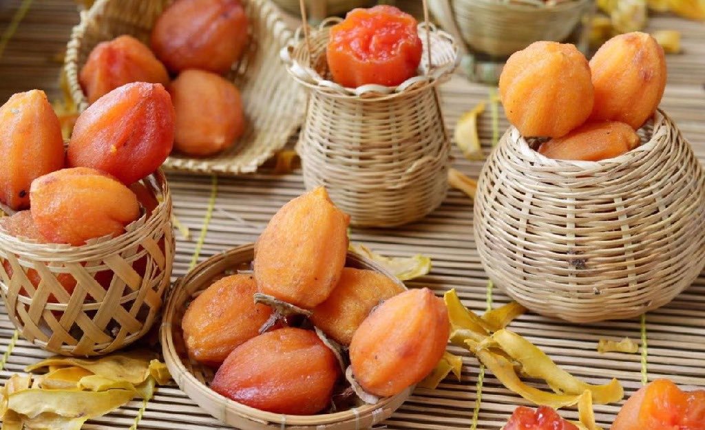 Hồng treo gió Đà Lạt là món quà đặc sản nổi tiếng không chỉ bởi hương vị thơm ngon, mà còn nhờ vào sự kỳ công trong từng bước chế biến.