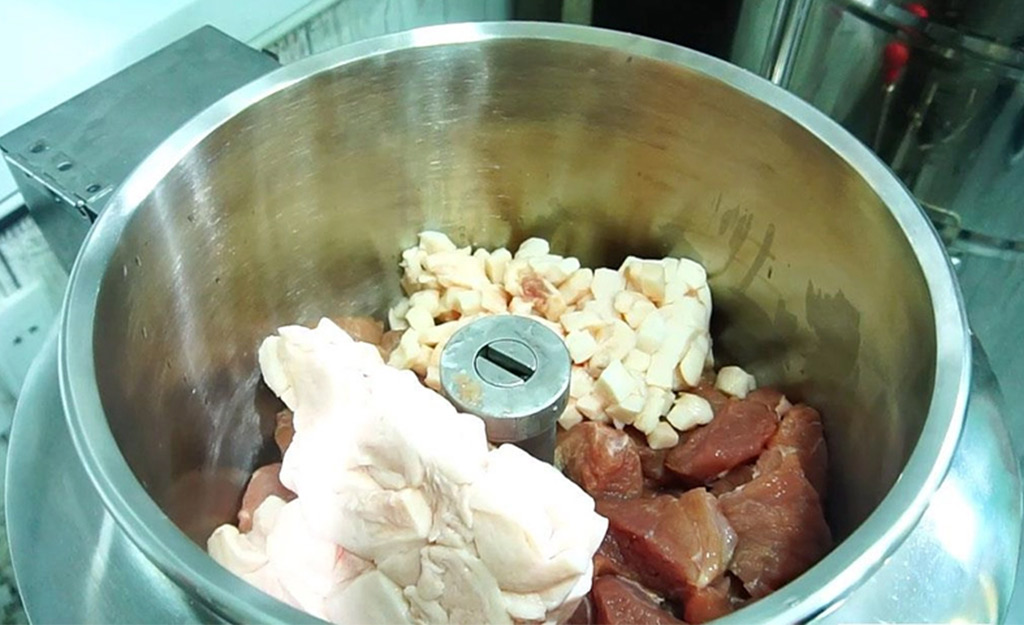Giò chả là một món ăn truyền thống của Việt Nam và để làm giò chả đạt chất lượng, việc lựa chọn nguyên liệu đóng vai trò cực kỳ quan trọng.